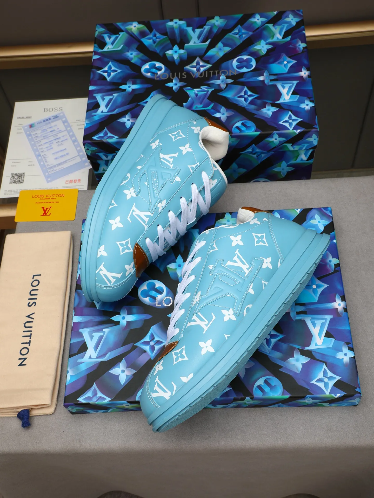 Men's Men's Shoes 💰500 LV Louis Vuitton L Jialu Brand Runner Tatic Series Thick-soled Casual Sports Shoes Running Shoes Original purchase, development, production This LV Runner Tatic sports shoe combines technical materials such as mesh fabric and ribbons to interpret the inspiration of traditional mountaineering shoes. LV letters are written on one side, the lariat buckle of the quick lacing system is embellished with Monogram flowers and Louis Vuitton logos, and the light and wear-resistant rubber outsole completes the whole. ▪️Fabric: Original imported cowhide + mesh ▪️Inner lining: Original customized breathable mesh ▪️Sole: Original open-molded anti-slip rubber combination material ▪️Size: Men's 40-44 (45 46 customized)